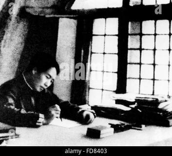 Mao Zedong in his cave dwelling during the Long March Stock Photo