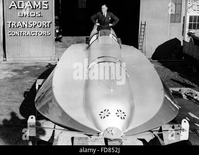 Sir Malcolm Campbell with his motorboat in 1939 Stock Photo