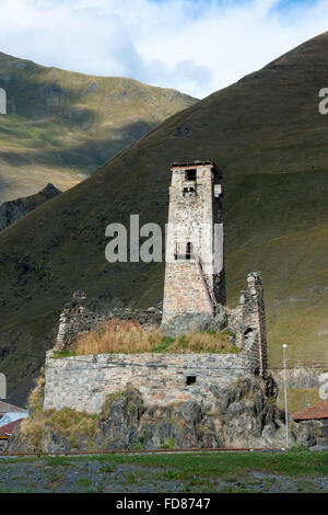 Georgien, Mtskheta-Mtianeti, Ortschaft Sno im gleichnamigen Tal südlich von Stepansminda, Wehrturm aus dem 16. Jahrhundert. Stock Photo