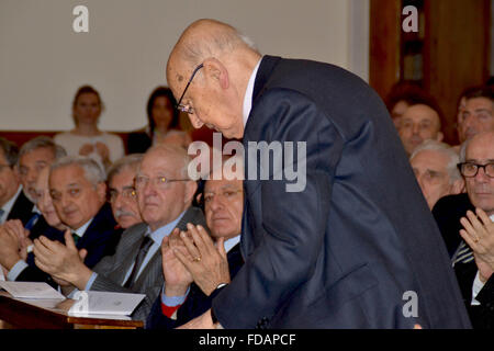 Naples, Italy. 29th Jan, 2016. Senator Giorgio Napolitano - eleventh President of the Italian Republic - receives the Postgraduate Diploma of the National Society of Sciences, Letters and Arts in Naples as an honorary member. The award ceremony was held during the opening session of the academic year 2016. Credit:  Maria Consiglia Izzo/Pacific Press/Alamy Live News Stock Photo