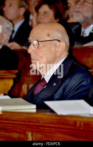 Naples, Italy. 29th Jan, 2016. Senator Giorgio Napolitano - eleventh President of the Italian Republic - receives the Postgraduate Diploma of the National Society of Sciences, Letters and Arts in Naples as an honorary member. The award ceremony was held during the opening session of the academic year 2016. Credit:  Maria Consiglia Izzo/Pacific Press/Alamy Live News Stock Photo