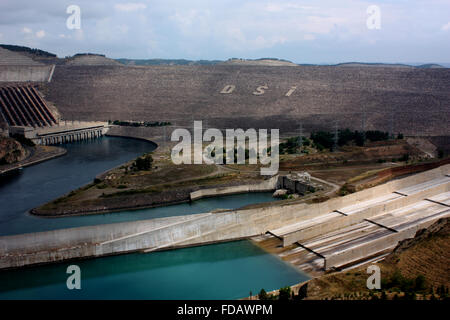 Ataturk Dam on Euphrates River, 6th largest earthen filled dam in world ...