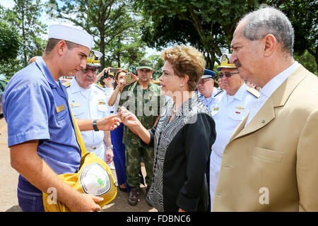 Brasilia, Brazil. 29th Jan, 2016. Photo provided by Brazil's Presidency shows Brazilian President Dilma Rousseff (C) visiting the Naval Fusiliers Corps during a governmental mobilization to prevent mosquito Aedes aegypt, in Brasilia, Brazil, on Jan. 29, 2016. Credit:  Roberto Stuckert/Brazil's Presidency/Xinhua/Alamy Live News Stock Photo