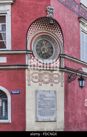 Facade with a clock on St. John Street (Ulica Swietojanska) in the old town (Srodmiescie) of Warsaw, Masovian, Poland, Europe Stock Photo