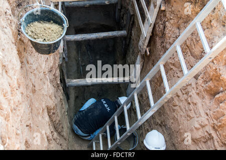 Guadalajara, Spain. 30th Jan, 2016. Exhumation of Timoteo Mendietas' rests, which were buried in a common grave after being murder by Francos' forces in 1939. The grave, more than 3 meters deep gathers the rest of 22 bodies. Credit:  Marcos del Mazo/Pacific Press/Alamy Live News Stock Photo