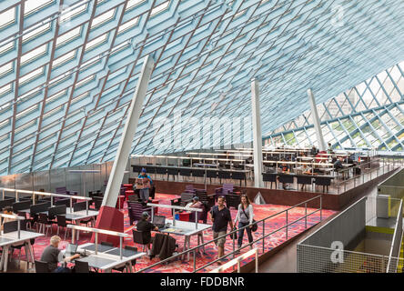 People in main reading room of the modern Seattle Central Library, designed by architects Rem Koolhaas and Joshua Prince-Ramus Stock Photo