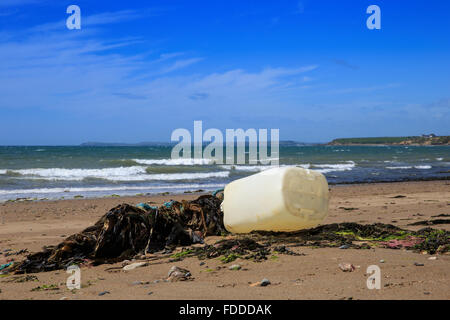 rubbish trash plastic waste beach coast shore uk Stock Photo