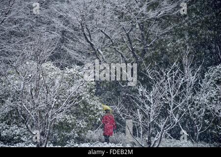 Wuhan, China's Hubei Province. 31st Jan, 2016. A woman walks in snow in Wuhan, capital of central China's Hubei Province, Jan. 31, 2016. © Du Huaju/Xinhua/Alamy Live News Stock Photo