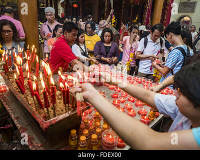 Bangkok, Bangkok, Thailand. 31st Jan, 2016. People make merit at Wat Mangon Kamlawat, the largest Mahayana (Chinese) Buddhist temple in Bangkok, before the celebration of Chinese New Year. Thailand has the largest overseas Chinese population in the world; about 14 percent of Thais are of Chinese ancestry and some Chinese holidays, especially Chinese New Year, are widely celebrated in Thailand. Chinese New Year, also called Lunar New Year or Tet (in Vietnamese communities) starts Monday February 8. The coming year will be the ''Year of the Monkey. © Jack Kurtz/ZUMA Wire/Alamy Live News Stock Photo