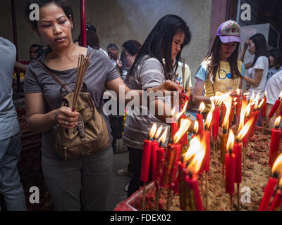 Bangkok, Bangkok, Thailand. 31st Jan, 2016. People make merit at Wat Mangon Kamlawat, the largest Mahayana (Chinese) Buddhist temple in Bangkok, before the celebration of Chinese New Year. Thailand has the largest overseas Chinese population in the world; about 14 percent of Thais are of Chinese ancestry and some Chinese holidays, especially Chinese New Year, are widely celebrated in Thailand. Chinese New Year, also called Lunar New Year or Tet (in Vietnamese communities) starts Monday February 8. The coming year will be the ''Year of the Monkey. © Jack Kurtz/ZUMA Wire/Alamy Live News Stock Photo