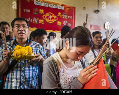 Bangkok, Bangkok, Thailand. 31st Jan, 2016. People make merit at Wat Mangon Kamlawat, the largest Mahayana (Chinese) Buddhist temple in Bangkok, before the celebration of Chinese New Year. Thailand has the largest overseas Chinese population in the world; about 14 percent of Thais are of Chinese ancestry and some Chinese holidays, especially Chinese New Year, are widely celebrated in Thailand. Chinese New Year, also called Lunar New Year or Tet (in Vietnamese communities) starts Monday February 8. The coming year will be the ''Year of the Monkey. © Jack Kurtz/ZUMA Wire/Alamy Live News Stock Photo