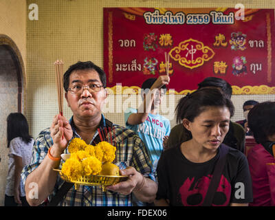 Bangkok, Bangkok, Thailand. 31st Jan, 2016. People make merit at Wat Mangon Kamlawat, the largest Mahayana (Chinese) Buddhist temple in Bangkok, before the celebration of Chinese New Year. Thailand has the largest overseas Chinese population in the world; about 14 percent of Thais are of Chinese ancestry and some Chinese holidays, especially Chinese New Year, are widely celebrated in Thailand. Chinese New Year, also called Lunar New Year or Tet (in Vietnamese communities) starts Monday February 8. The coming year will be the ''Year of the Monkey. © Jack Kurtz/ZUMA Wire/Alamy Live News Stock Photo