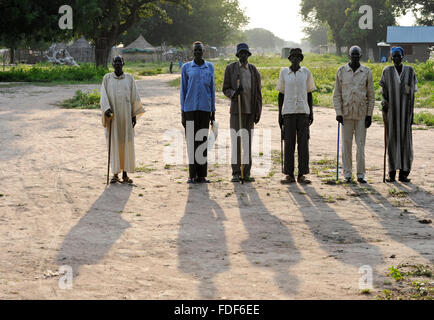 SOUTH-SUDAN Lakes state, Rumbek, Dinka men pose for a photo / SUED-SUDAN Rumbek, Dinka Menner posen fuer ein Foto Stock Photo