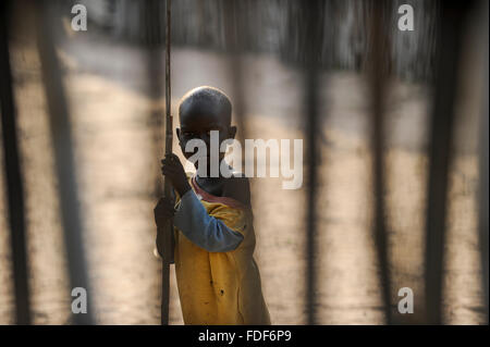 SOUTH-SUDAN Lakes state, Rumbek, Dinka child looking through fence / SUED-SUDAN Rumbek, Dinka Kind schaut durch einen Zaun Stock Photo