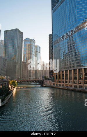 Chicago, illinois, Usa: canal cruise on the Chicago River, looking up at Trump Tower,  the famous landmark named after Donald Trump, iconic skyscraper Stock Photo