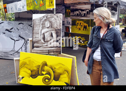 Colombo. 31st Jan, 2016. A woman looks at art works during Sri Lanka's largest open air art fair 'Kala Pola 2016' in the capital city of Colombo, Jan. 31, 2016. The event is one of Sri Lanka's largest cultural events and has attracted many tourists over the recent years. © Ajith Perera/Xinhua/Alamy Live News Stock Photo