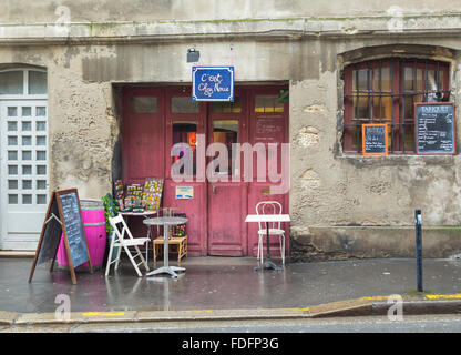 Bordeaux, Gironde Department, Aquitaine, France.  Small cafe. The historic centre of Bordeaux is a UNESCO World Heritage Site. Stock Photo