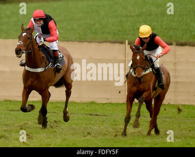 Victoria Pendleton, jockey, left, riding horse Pacha Du Polder Stock Photo