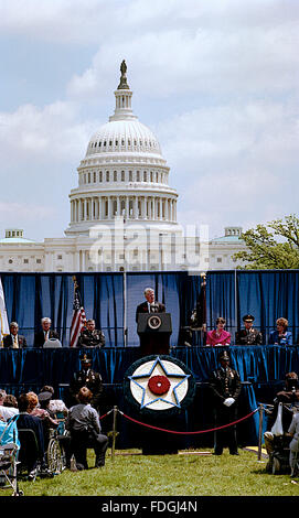 Washington, DC., USA, 15th May, 1995 President William Clinton attends the annual Police Memorial on Capitol Hill.  Credit: Mark Reinstein Stock Photo