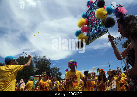 Sao Paulo, Brazil. 31st Jan, 2016. Musicians perform in the parade of 'Monobloco' during the Carnival festivities in Sao Paulo, Brazil, on Jan. 31, 2016. Credit:  Rahel Patrasso/Xinhua/Alamy Live News Stock Photo