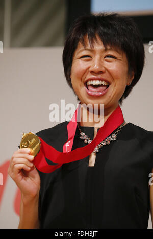 Osaka, Japan. 31st Jan, 2016. Kayoko Fukushi Marathon : Kayoko Fukushi poses with her gold medal during the 2016 Osaka International Ladies Marathon Award Ceremony in Osaka, Japan . © Yusuke Nakanishi/AFLO SPORT/Alamy Live News Stock Photo