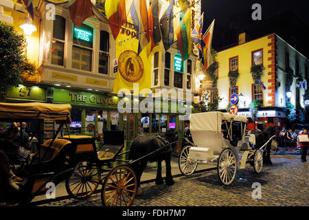 horse-drawn carriages in front of the Oliver St. John Gogarty Bar in Dublin, Ireland Stock Photo