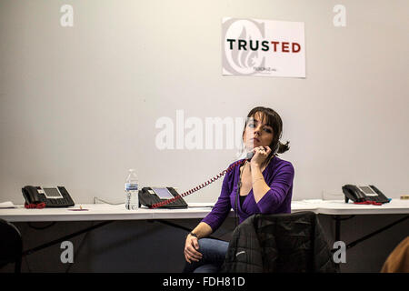 Urbandale, Iowa, USA. 31st Jan, 2016. Volunteers for Sen. Ted Cruz's presidential campaign call potential caucus goers at his campaign office. Cruz is running to win the Republican Party caucus and be the GOP nominee in the 2016 US presidential. © Bill Putnam/ZUMA Wire/Alamy Live News Stock Photo