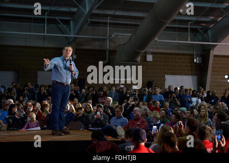 Des Moines, Iowa, USA. 31st Jan, 2016. Republican presidential candidate Ted Cruz speaks at a campaign rally in Des Moines, Iowa, the United States, on Jan. 31, 2016. Credit:  Yin Bogu/Xinhua/Alamy Live News Stock Photo