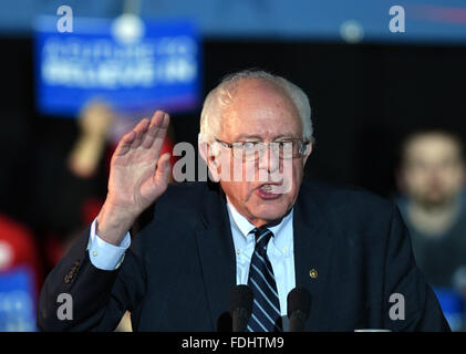 Des Moines, Iowa, USA. 31st January, 2016. Democratic presidential candidate Bernie Sanders speaks at a campaign rally in Des Moines, Iowa, the United States, Jan. 31, 2016. Credit:  Yin Bogu/Xinhua/Alamy Live News Stock Photo