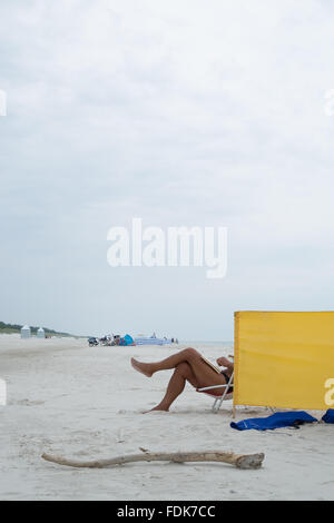 Sunglasses on the beach. Summer holidays at the sea. Vacation on the ocean.  Reflection of the sky and clouds in sunglasses Stock Photo - Alamy