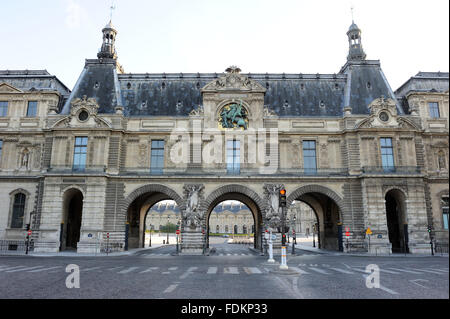 Empty Paris -  15/08/2013  -  France / Ile-de-France (region) / Paris  -  Louvre Museum. Deserted streets of Paris on August 15t Stock Photo