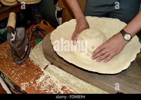 Making typical hats  - Market in CATACAOS. Department of Piura .PERU Stock Photo