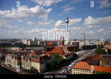 Luftbild: Skyline von Berlin Mitte mit Fernsehturm, Forum Hotel, Rotem Rathaus, Fischerinsel, Berlin. Stock Photo