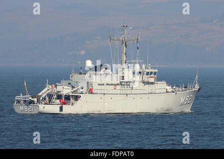 BNS Lobelia (M921), a Tripartite-class (or Flower-class) minehunter, arriving in the Clyde for Exercise Joint Warrior 15-1. Stock Photo