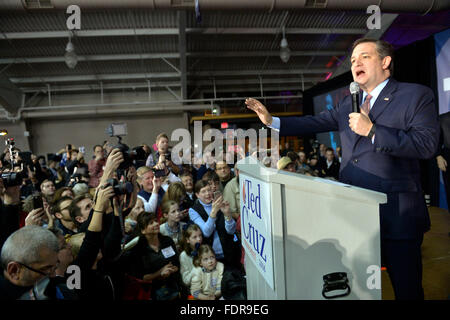 Iowa, USA. 1st Feb, 2016. Republican presidential candidate Ted Cruz celebrates with supporters in Des Moines, capital of Iowa, the United States, Feb. 1, 2016. U.S. Texas Senator Ted Cruz on Monday won Iowa Republican caucuses with a comfortable lead over billionaire developer Donald Trump despite the latter's dominance in the Republican field over the past six months. Credit:  Yin Bogu/Xinhua/Alamy Live News Stock Photo