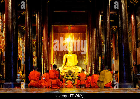 Monks praying in Wat Phan Tao, Chiang Mai, Thailand Stock Photo