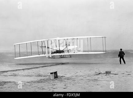 Wright brothers first powered flight in the Wright Flyer at Kill Devil Hills, Kitty Hawk, North Carolina on 17th December 1903. Stock Photo