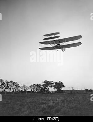 Wright Flyer III. Flight 46 of Wright Flyer III, the last photographed flight of 1905 on 4th October, Huffman Prairie, Dayton, Ohio Stock Photo