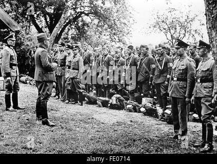 Das Motiv aus der nationalsozialistischen Propaganda zeigt Angehörige der Organisation Todt nach ihrer Ausbildung für den Kampfeinsatz an der Front, herausgegeben im Februar 1942. Die nationalsozialistische Propaganda auf der Rückseite des Bildes lautet: 'OT-Schutzkommandos. Der Frontführer entläßt die ausgebildeten SK-Männer zu ihren Einheiten.' Fotoarchiv für Zeitgeschichte/Archiv - KEINE BILDFUNKVERWENDUNG - Stock Photo