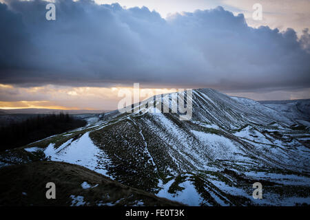 Castleton, High Peak ,Derbyshire, UK. 3rd February, 2016. UK Weather: Sunset over rushup edge high peak Derbyshire. Clouds incresing from the west after a dry but chilly day . Credit:  Ian Francis/Alamy Live News Stock Photo