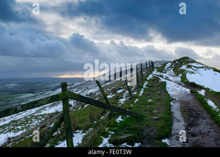 Castleton, High Peak ,Derbyshire, UK. 3rd February, 2016. UK Weather: Sunset over rushup edge high peak Derbyshire. Clouds incresing from the west after a dry but chilly day . Credit:  Ian Francis/Alamy Live News Stock Photo