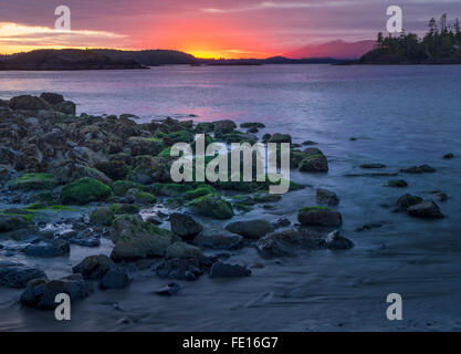 Vancouver Island, British Columbia: Setting sun over a rocky point at MacKenzie Beach near Tofino Stock Photo