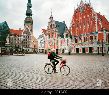 Riga, Latvia. Town Hall Square, Ratslaukums. House of Blackheads on right. St. Peters Church behind Stock Photo