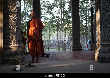 A Buddhist monk stand in front the temple Bayon, Siem Reap. Cambodia Stock Photo