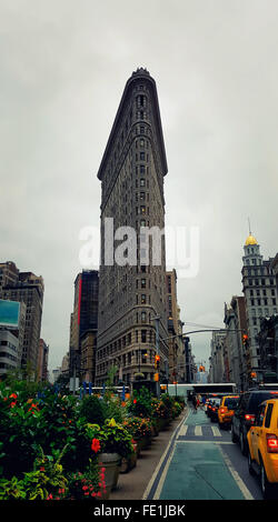 The Flatiron wedge shaped building in New York shooting into the sun ...