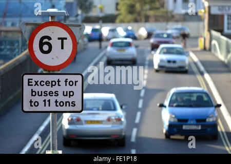 6 tonne weight limit on UK road Stock Photo