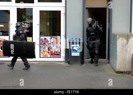 Hanover, Germany. 04th Feb, 2016. Members of the German police leave an apartment following a raid in Hanover, Germany, 04 February 2016. Photo: UWE DILLENBERG/dpa/Alamy Live News Stock Photo