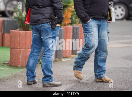 Hanover, Germany. 04th Feb, 2016. Two police investigator pictured following a raid on an apartment in Hanover, Germany, 04 February 2016. Photo: JULIAN STRATENSCHULTE/dpa/Alamy Live News Stock Photo