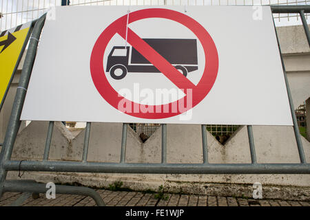 No lorries sign Stock Photo - Alamy
