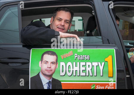 Ardara, County Donegal, Ireland. February 4th 2016. Pearse Doherty of Sinn Féin on the campaign trail for the forthcoming Irish General Election. He is a Teachta Dála - member of Irish Parliament - for the Donegal South–West constituency and is Sinn Féin's Dáil - parliamentary - spokesperson on Finance The Irish general election will take place on Friday, 26 February 2016. Credit:  Richard Wayman/Alamy Live News Stock Photo